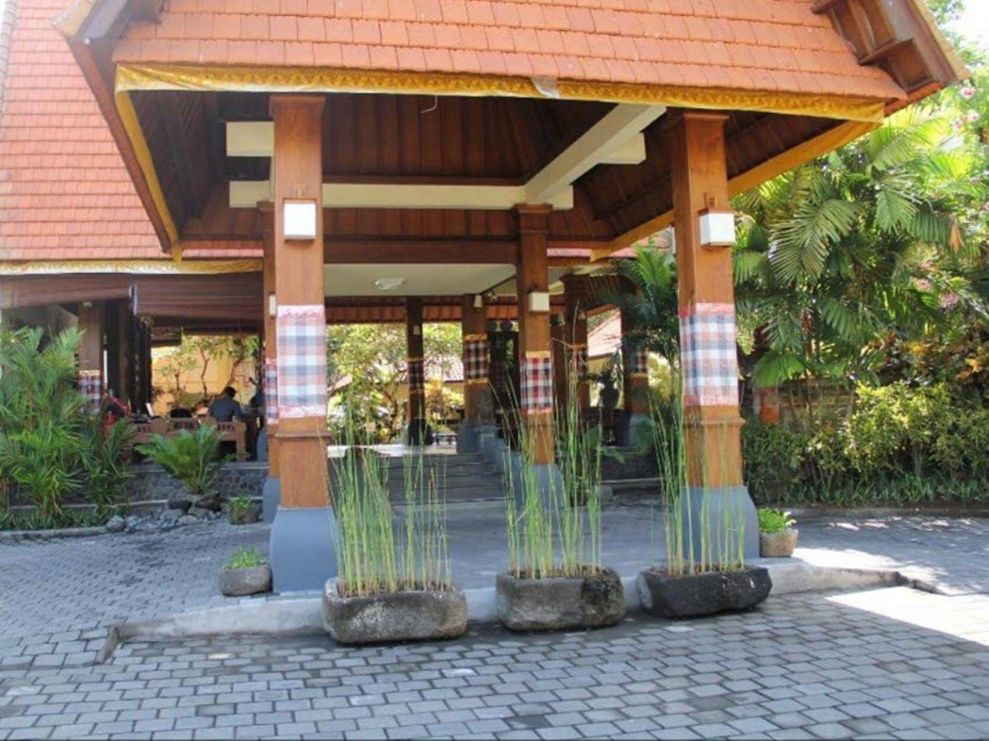 Hotel Besakih 3*